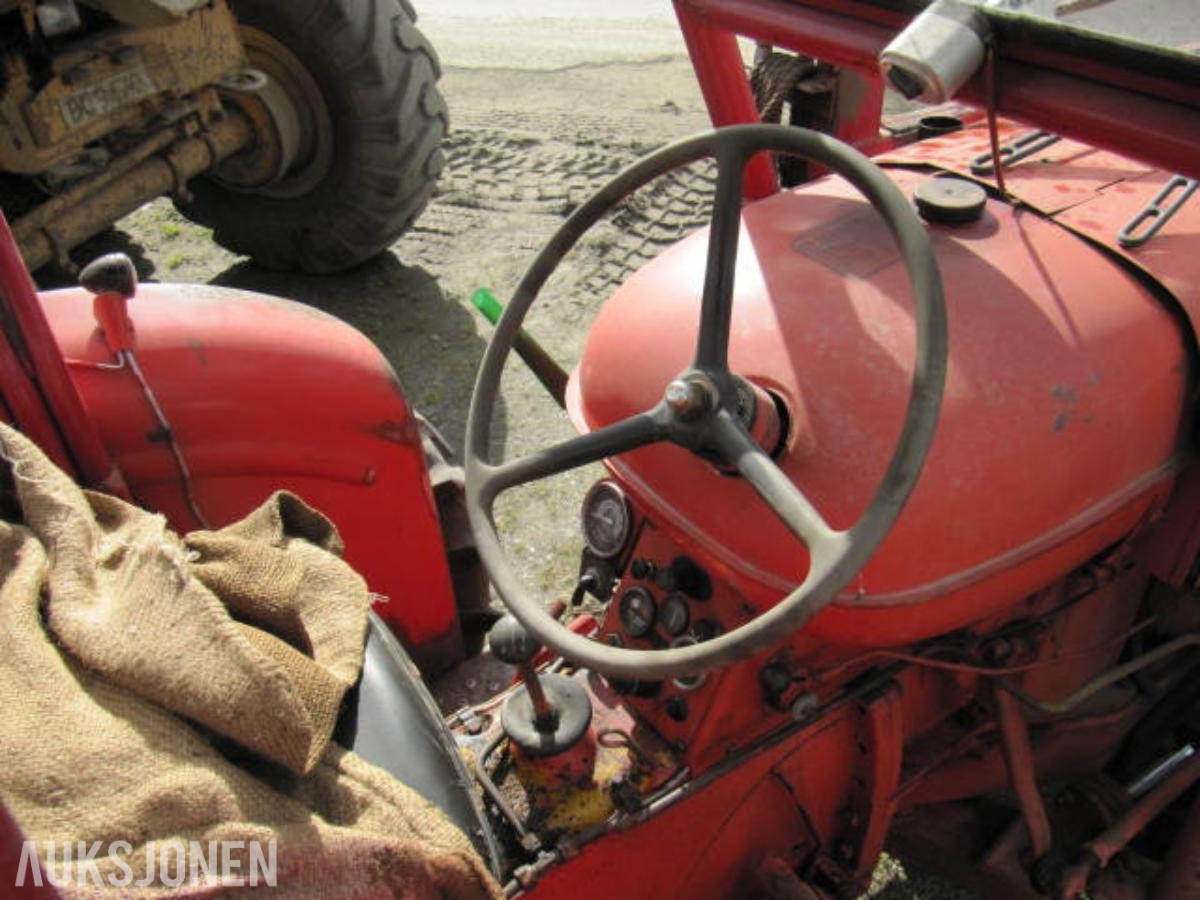 1967 Nuffield 342 traktor med laster